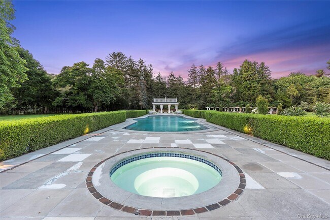 Building Photo - 94 Quogue St