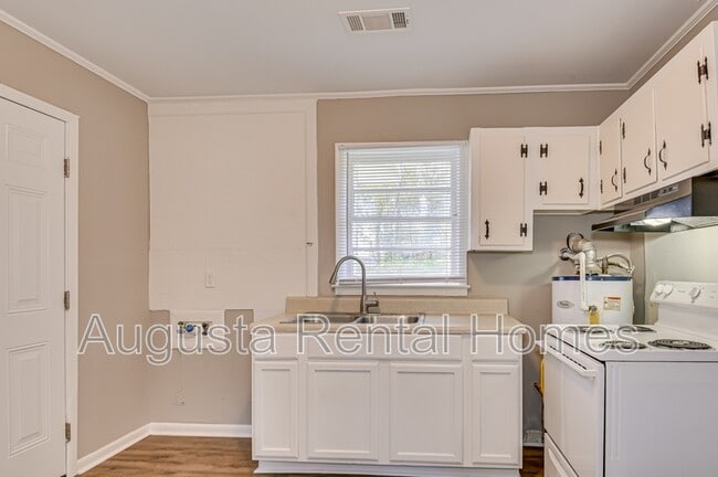 Building Photo - 128 E Hall St