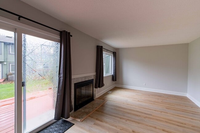 Building Photo - Charming 3 Bed 1.5 Bath Townhome in Wood Village!