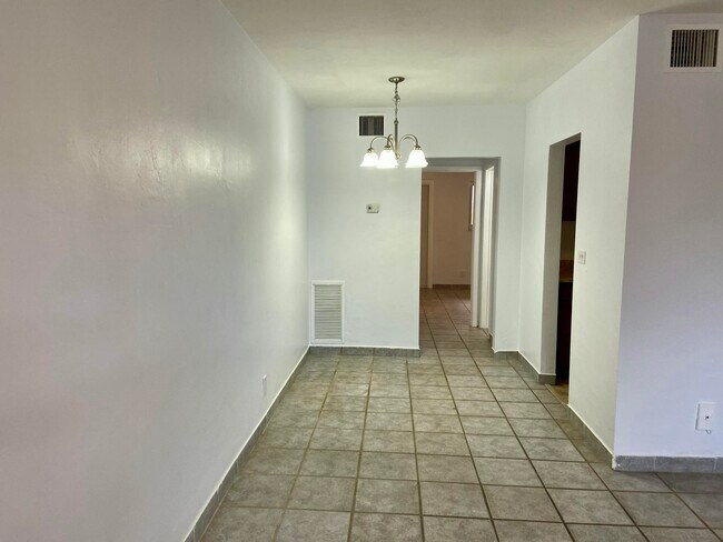 Building Photo - 2909 Middle River Dr