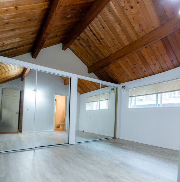 Building Photo - 1072 SW E Ave