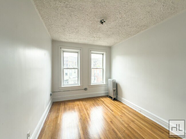 Building Photo - Beautifully Renovated 3-Bedroom with Priva...