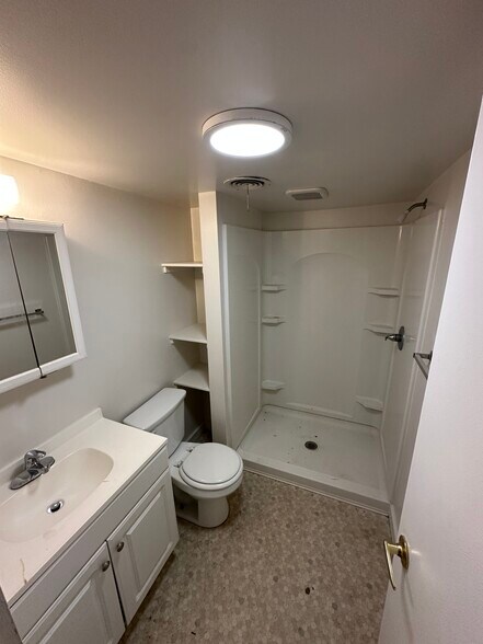 Building Photo - 1138 E Shore Dr