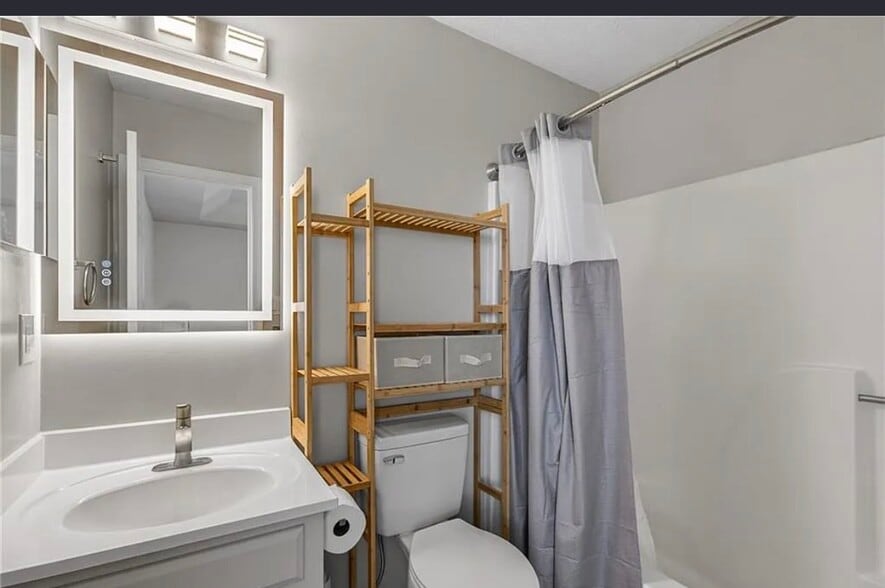 Building Photo - 744 Flagship Dr