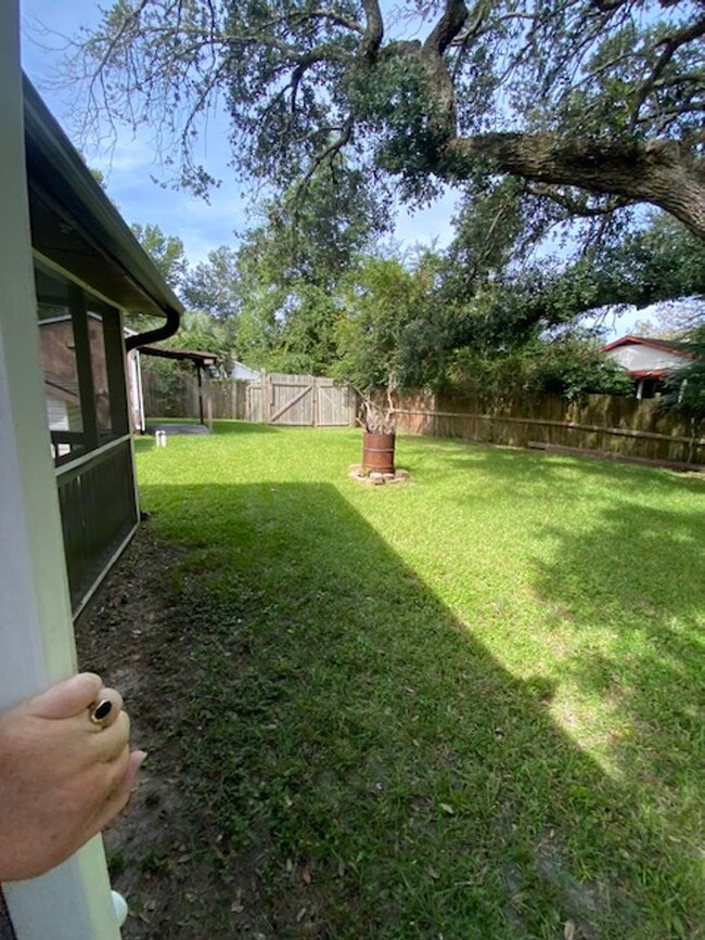 Building Photo - Brick Ranch in Willowbrook