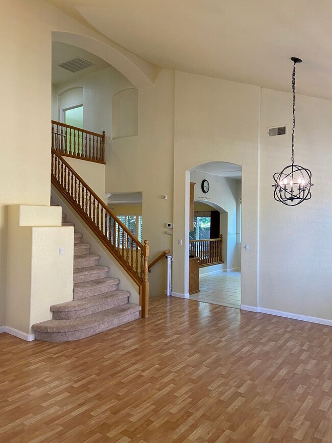 Building Photo - Large 4 bdrm 3 bath in Broadstone