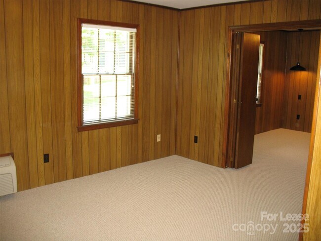 Building Photo - 1300 Lomax Ave