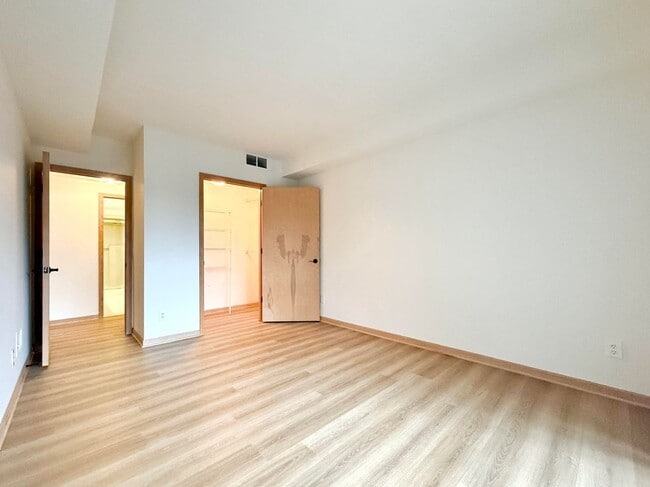 Building Photo - 969 GreenView Ct
