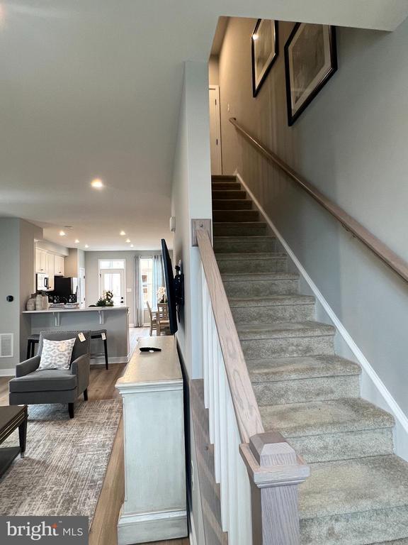 Building Photo - 5 Sidney Ln