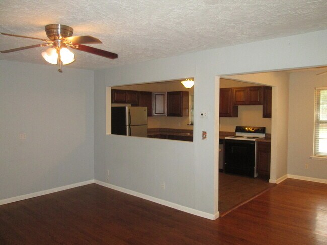 Building Photo - PRELEASING for Mid-July 2026! (3) Bed/(1.5) Pet Negotiable!