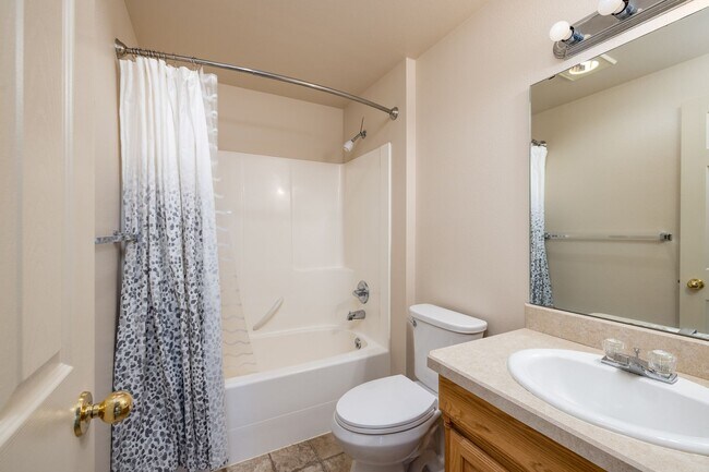 Building Photo - 3 bedroom 2 bathroom west end townhome