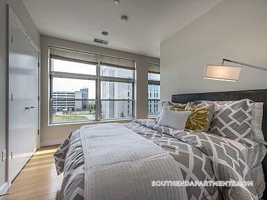 Building Photo - 601 Albany St