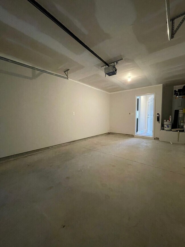 Building Photo - Nice on New Home Place