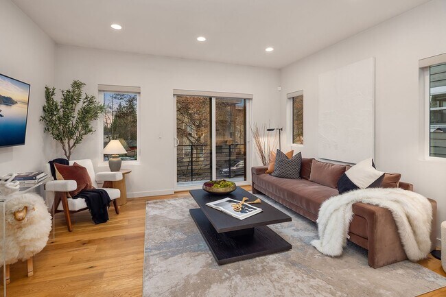 Building Photo - Beautiful New Townhome in Mapleleaf!