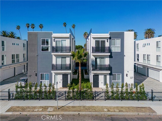 Building Photo - 2733 S La Brea Ave