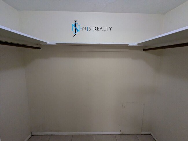 Building Photo - Large 1270 Sq. Ft. 3/2/1 tile floors, walk-in-closet, indoor laundry, fenced yard and spacious ki...