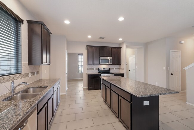 Building Photo - Bright & Spacious Home in Comal ISD