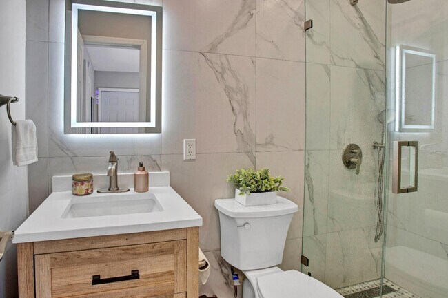 Building Photo - 2632 Madison St