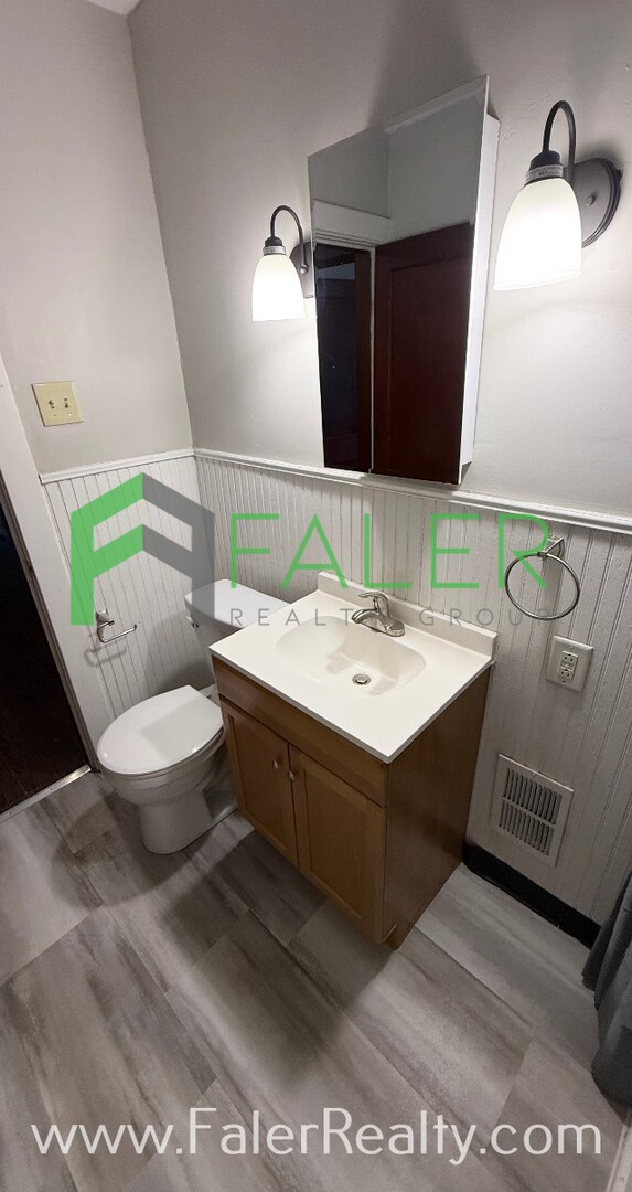 Building Photo - 1725-1727 Brookline