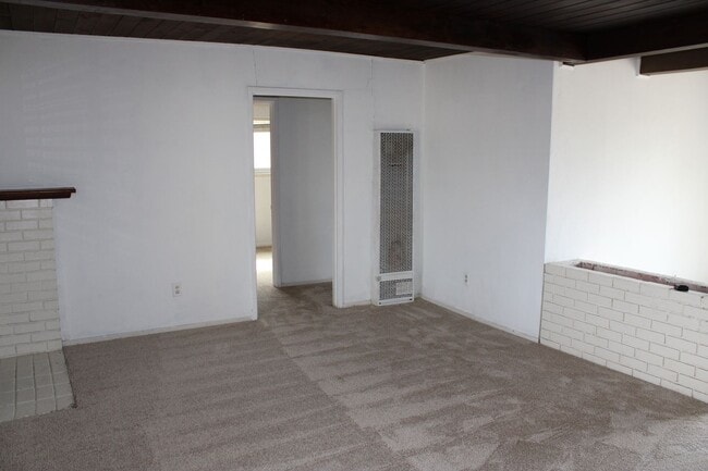 Building Photo - 3 bed 1 bath home
