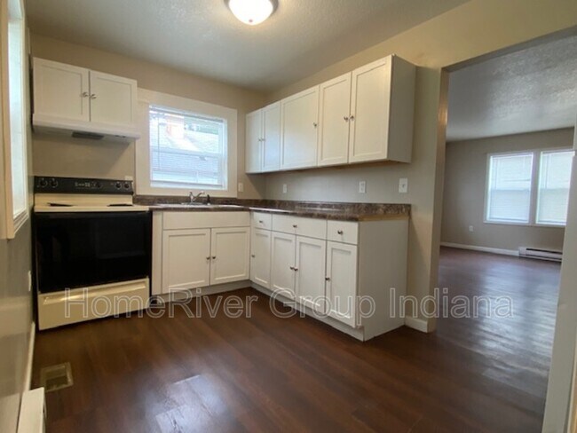 Building Photo - 2409 Redwood Ave