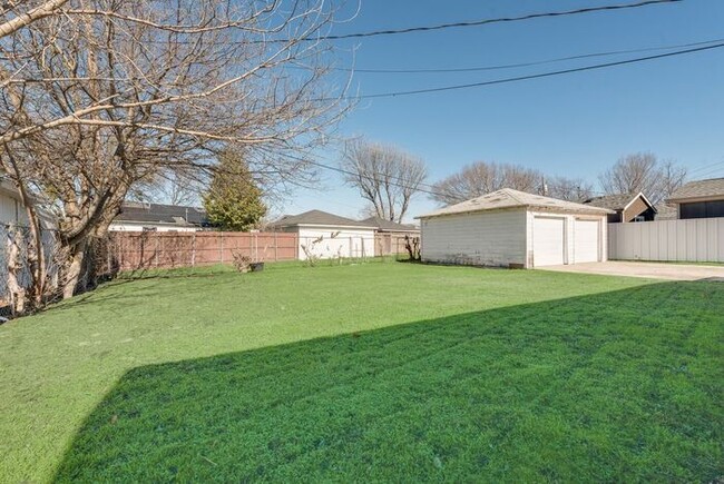 Building Photo - Dainty Home in Dallas