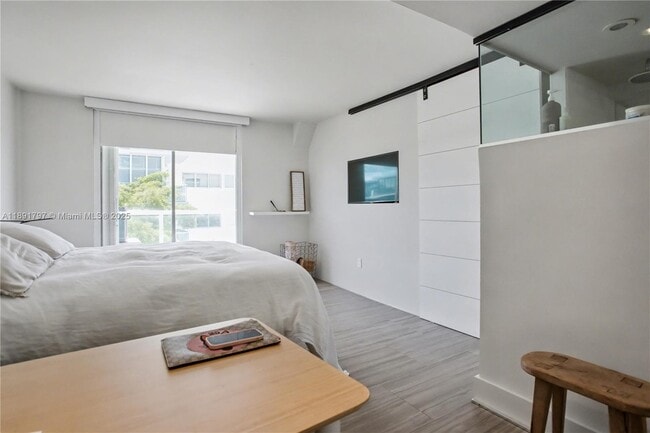 Building Photo - 10000 W Bay Harbor Dr