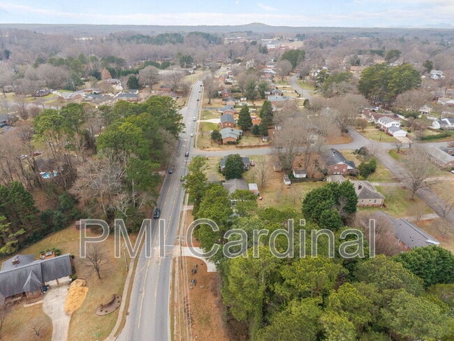 Building Photo - 2616 Redbud Dr