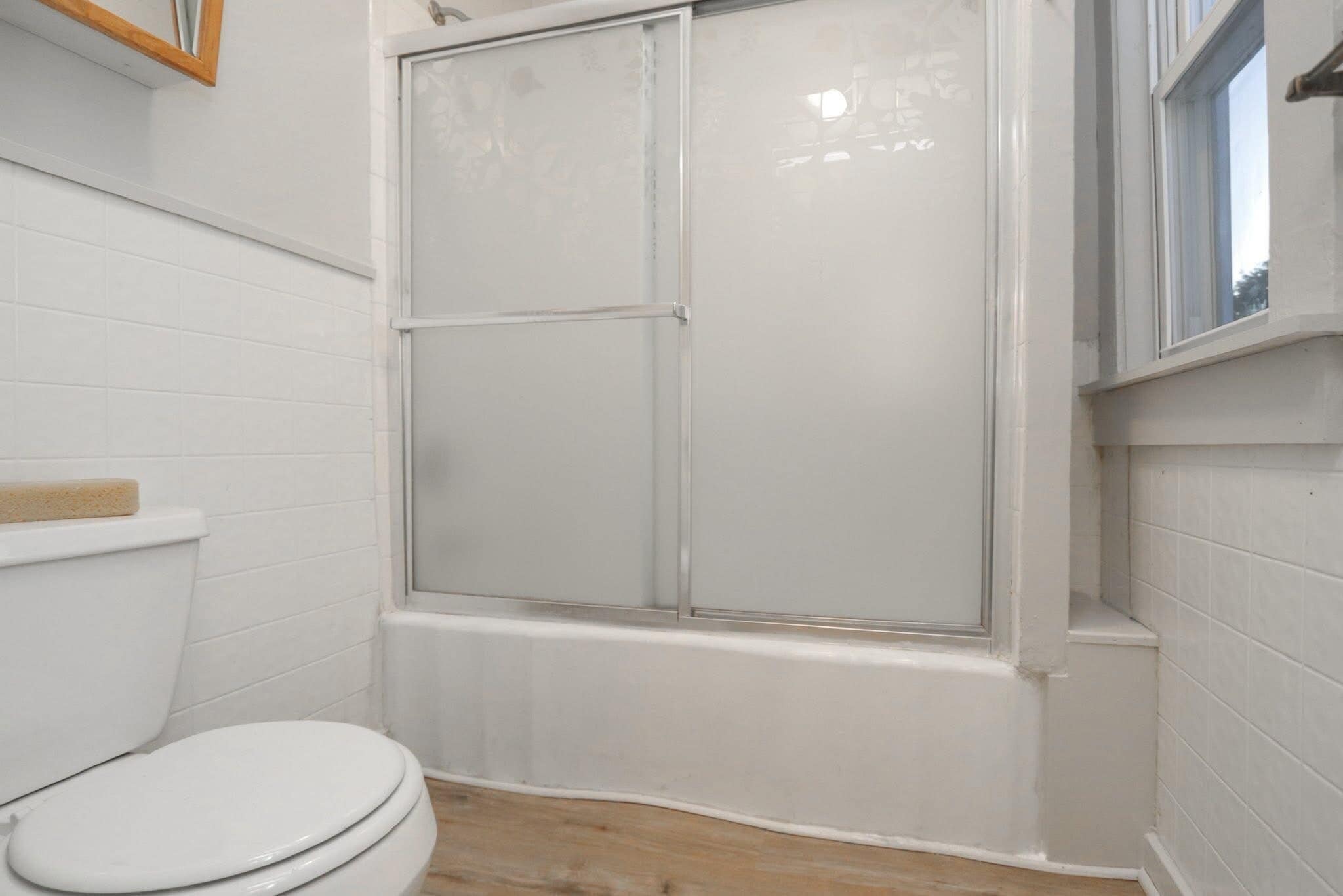 Bathroom - 32 Parker St