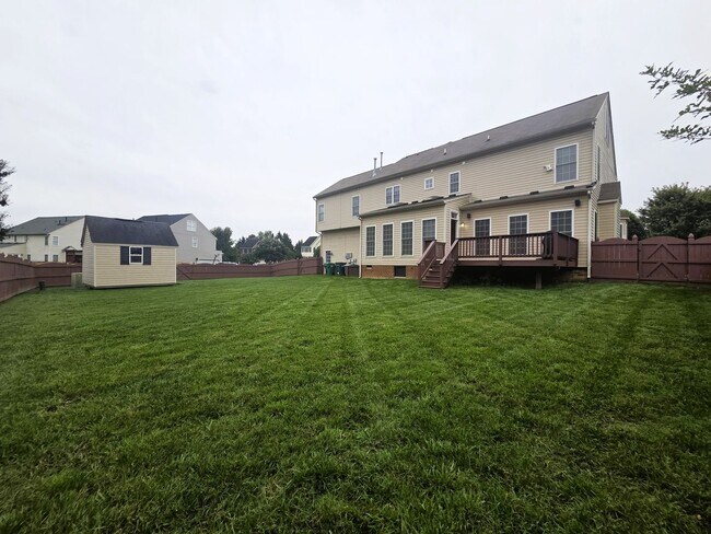 Building Photo - Stately brick front contemporary on huge c...