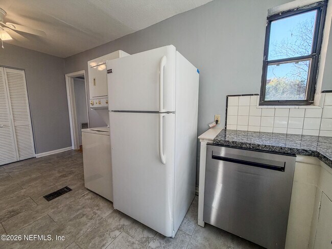 Building Photo - 1733 River Rd