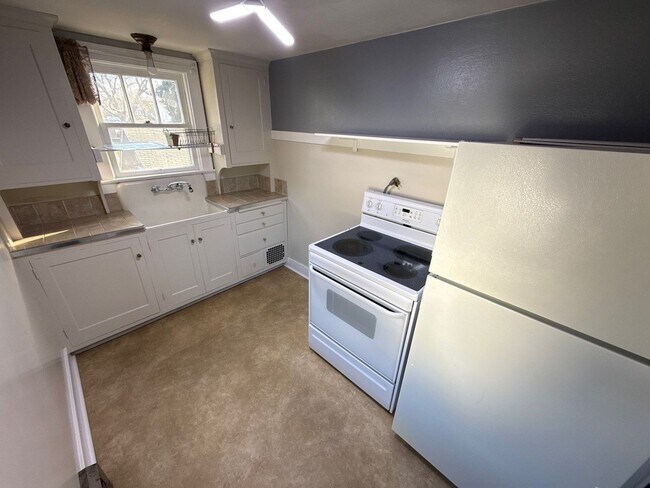 Building Photo - 240 13th St NE