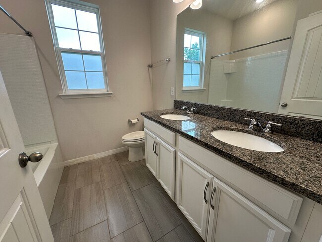 Building Photo - 4 Bedrooms/3 Baths/3 Car Garage House in L...