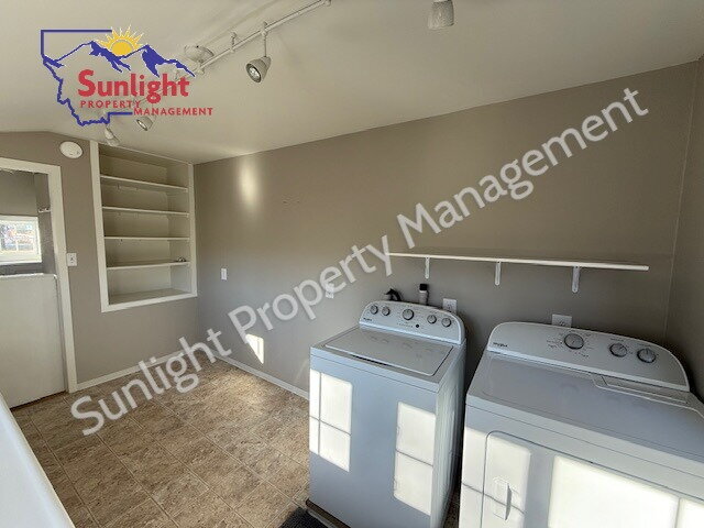 Building Photo - "Charming 3-Bed Joliet Retreat: Spacious 1750 Sq Ft, 2 Bath Home with Hardwood Elegance & Cozy Fi...