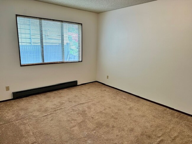 Building Photo - Spacious 2 Bedroom Ballard Apartment close...