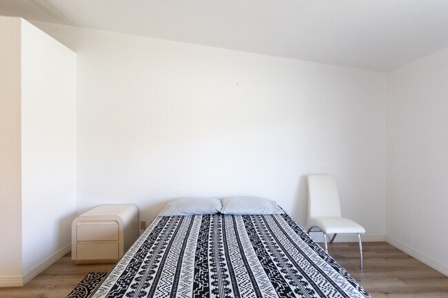 Building Photo - 505 S Farrell Dr