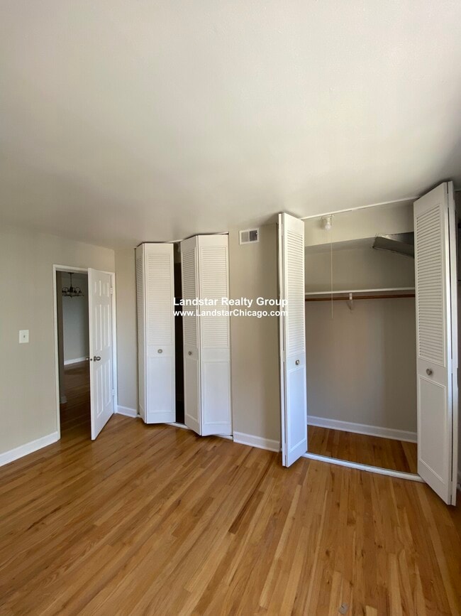 Building Photo - 5917 N Kenmore Ave