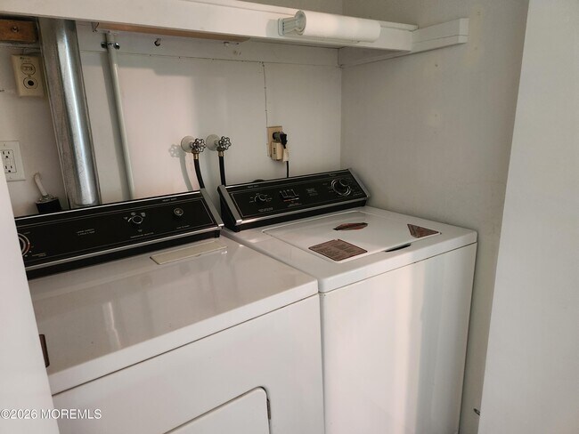 Building Photo - 206 Yorktowne Dr