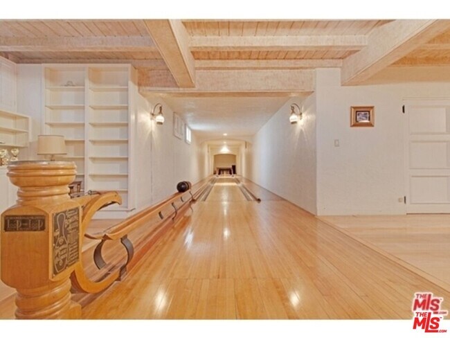 Building Photo - 725 Foothill Rd