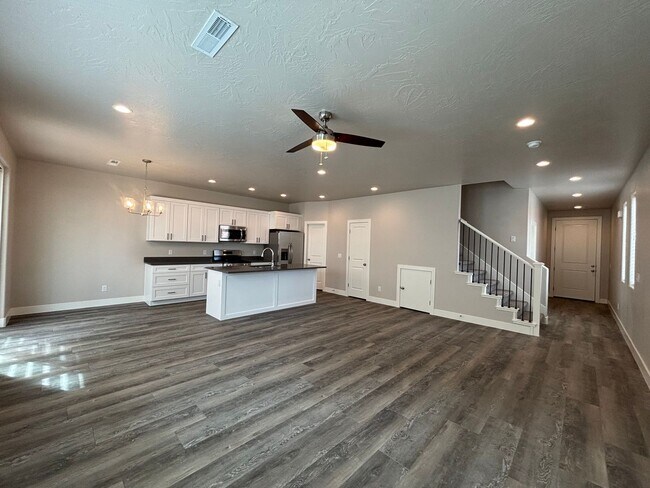 Building Photo - 4 BEDROOM SANDHOLLOW TOWNHOME FOR RENT!
