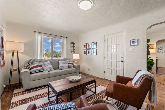 Building Photo - Fully Furnished Home!