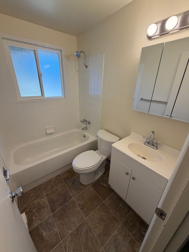 Building Photo - (473) Walnut Duplex - 2 Bedroom / 1 Bathroom