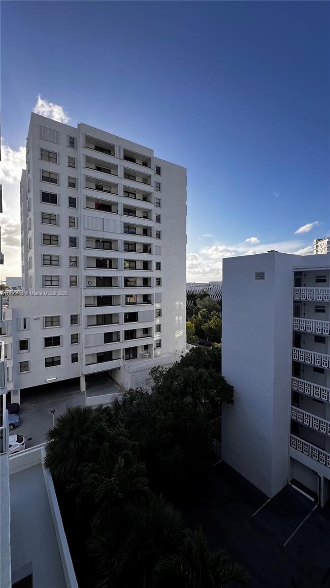 Building Photo - 1750 James Ave