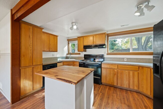 Building Photo - 9394 SE Mason Cir