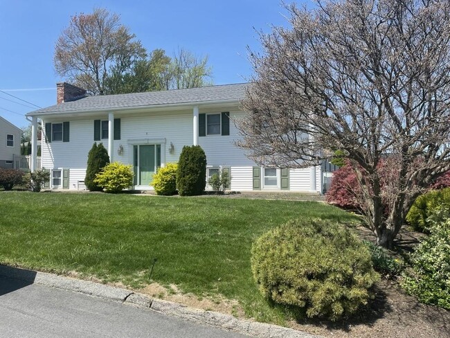 Building Photo - 5 Pine Crest Dr