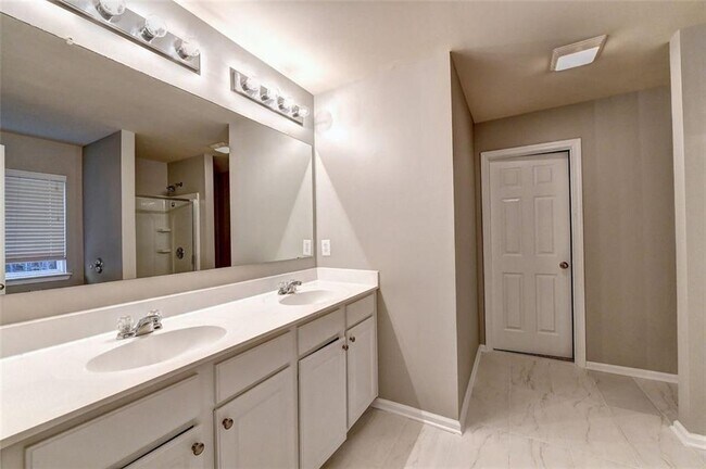 Building Photo - 3070 Centerglen Ln