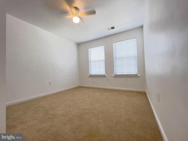 Building Photo - 4971 Clarendon Terrace