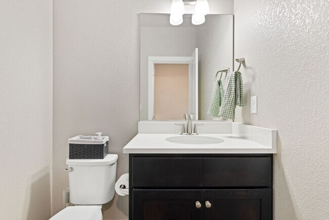 Building Photo - 2 Bed 3.5 Bath Townhome in Fort Collins!