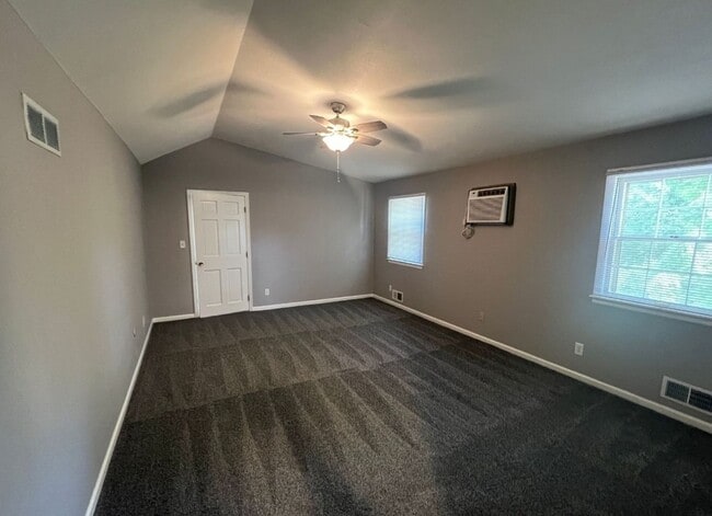 Building Photo - Renovated 2 Bed, 3 Bath Duplex with Finish...