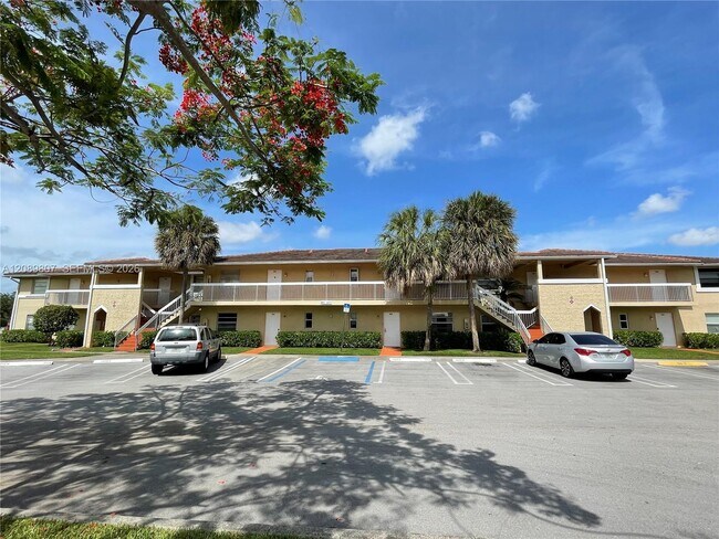 Building Photo - 821 Twin Lakes Dr